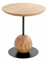 Runder Beistelltisch aus Holz mit schwarzem Metallfuß und kugelförmigem Holzdetail, seitliche Perspektive
