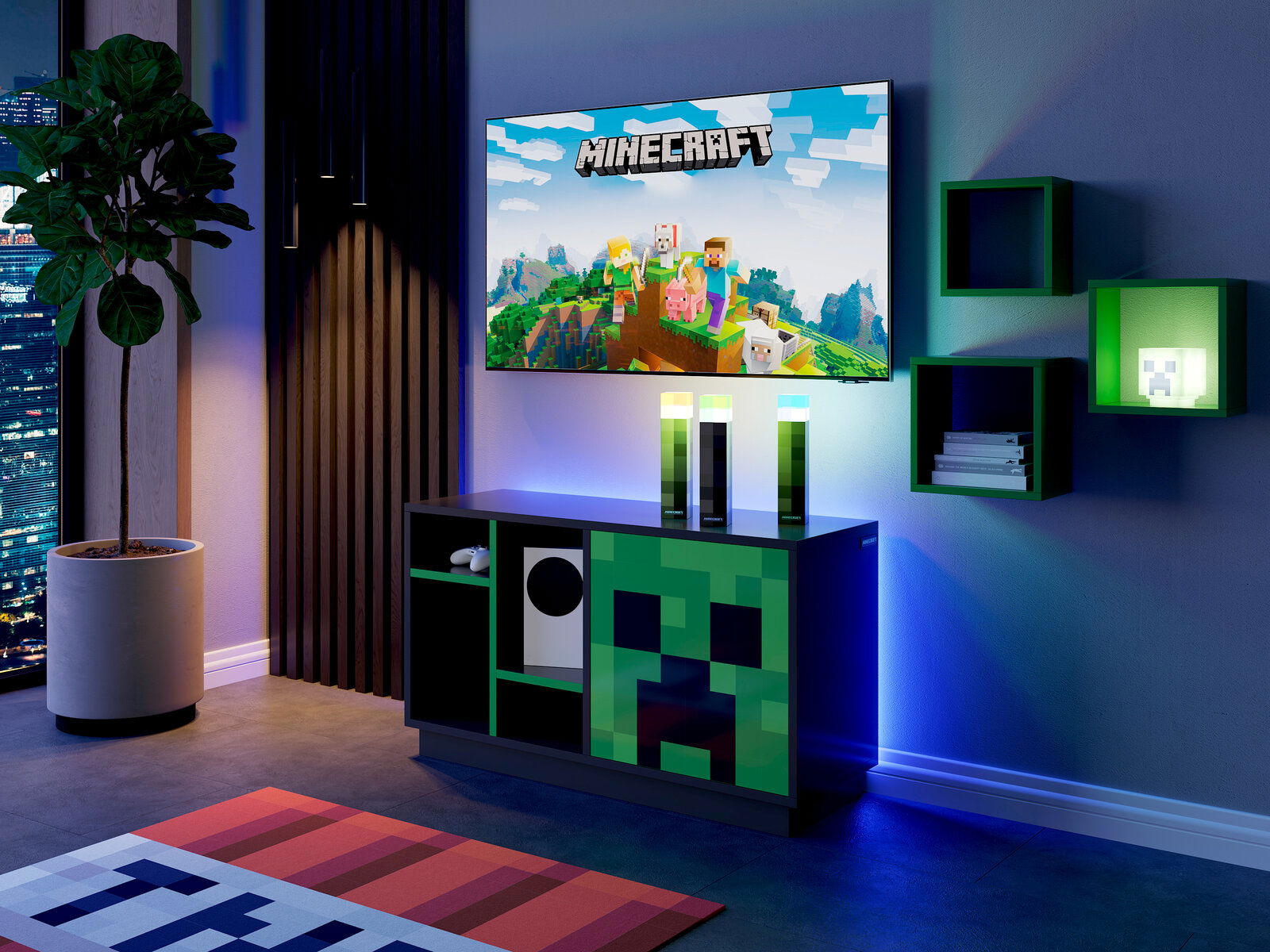Minecraft Gaming-Setup im Wohnzimmer: Wand-TV mit Minecraft-Motiv über einem Sideboard mit Creeper-Front und LED-Beleuchtung, aufgenommen in schräger Frontansicht von links.