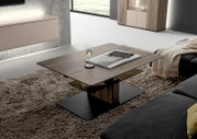 Moderner Couchtisch aus Holz mit Glasablage, seitliche Perspektive, dekoriert mit einem Weinglas und einem Buch auf einem Teppichboden.