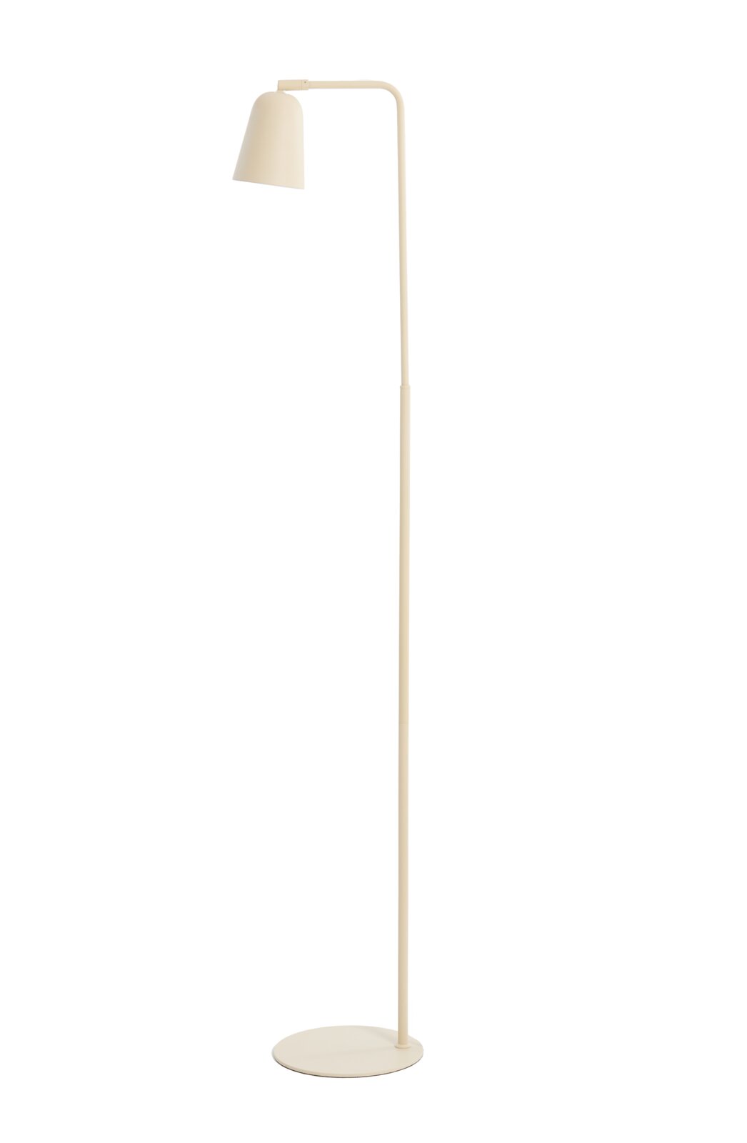 Minimalistische crèmekleurige vloerlamp met ronde voet, slanke gebogen staander en neerwaarts gerichte lampenkap, gezien vanuit schuin vooraanzicht.