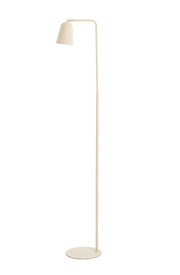 Minimalistische crèmekleurige vloerlamp met ronde voet, slanke gebogen staander en neerwaarts gerichte lampenkap, gezien vanuit schuin vooraanzicht.