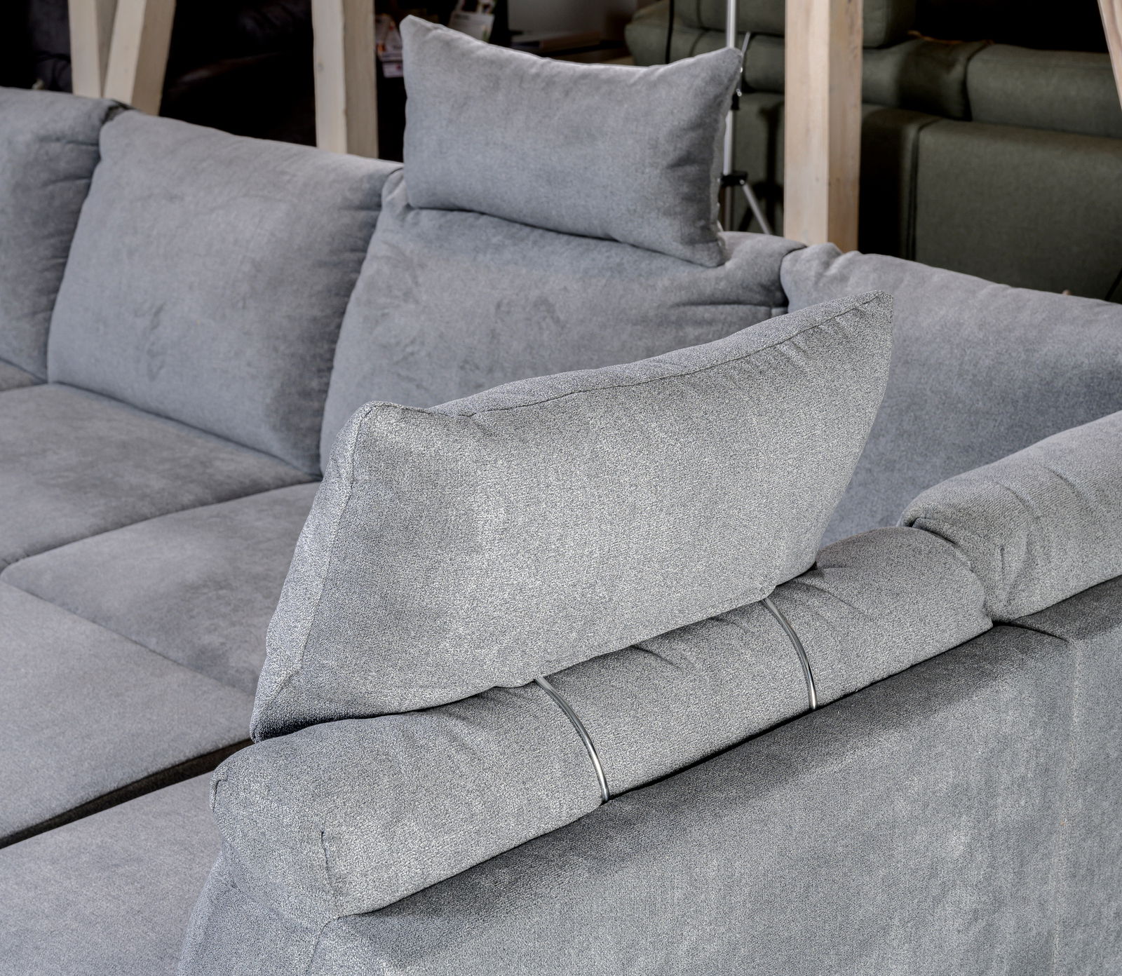 Graue Kopfstütze eines Sofas, seitliche Perspektive