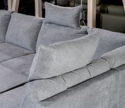 Graue Kopfstütze eines Sofas, seitliche Perspektive