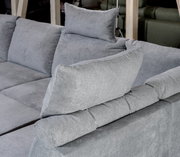 Graue Kopfstütze eines Sofas, seitliche Perspektive