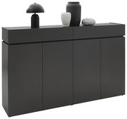 Modernes schwarzes Sideboard mit vier Türen, dekoriert mit einer schwarzen Lampe, einer weißen Vase und einer grauen Vase, seitliche Perspektive