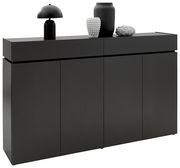 Modernes schwarzes Sideboard mit vier Türen, dekoriert mit einer schwarzen Lampe, einer weißen Vase und einer grauen Vase, seitliche Perspektive
