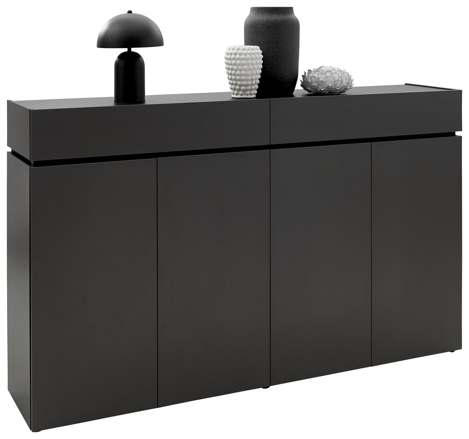 Modernes schwarzes Sideboard mit vier Türen, dekoriert mit einer schwarzen Lampe, einer weißen Vase und einer grauen Vase, seitliche Perspektive
