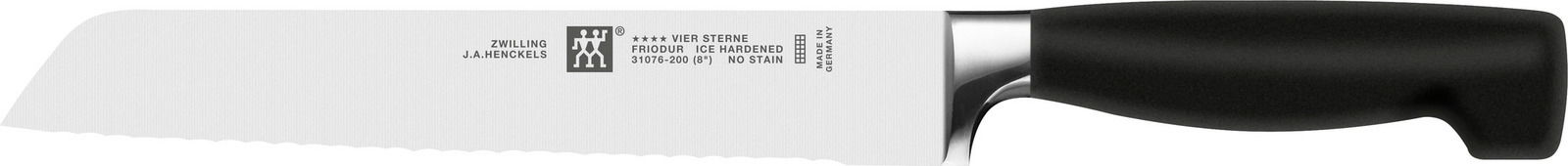 Seitliche Ansicht eines Küchenmessers der Marke Zwilling J.A. Henckels mit schwarzem Griff und gezahnter Klinge, Modell Vier Sterne.