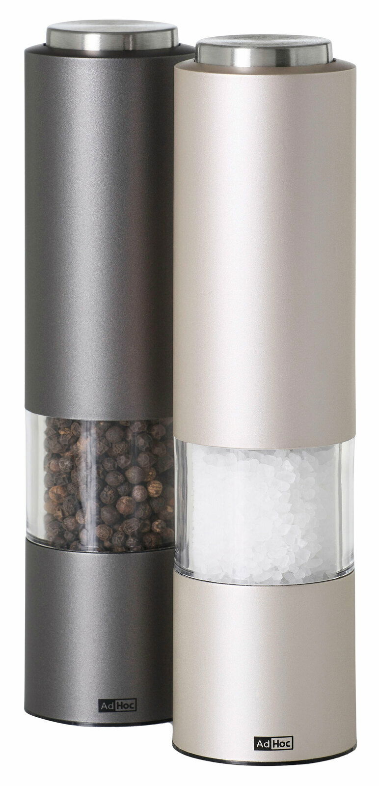Zweier-Set Mühlen in Grau und Beige, gefüllt mit Pfeffer und Salz, aus seitlicher Perspektive fotografiert.