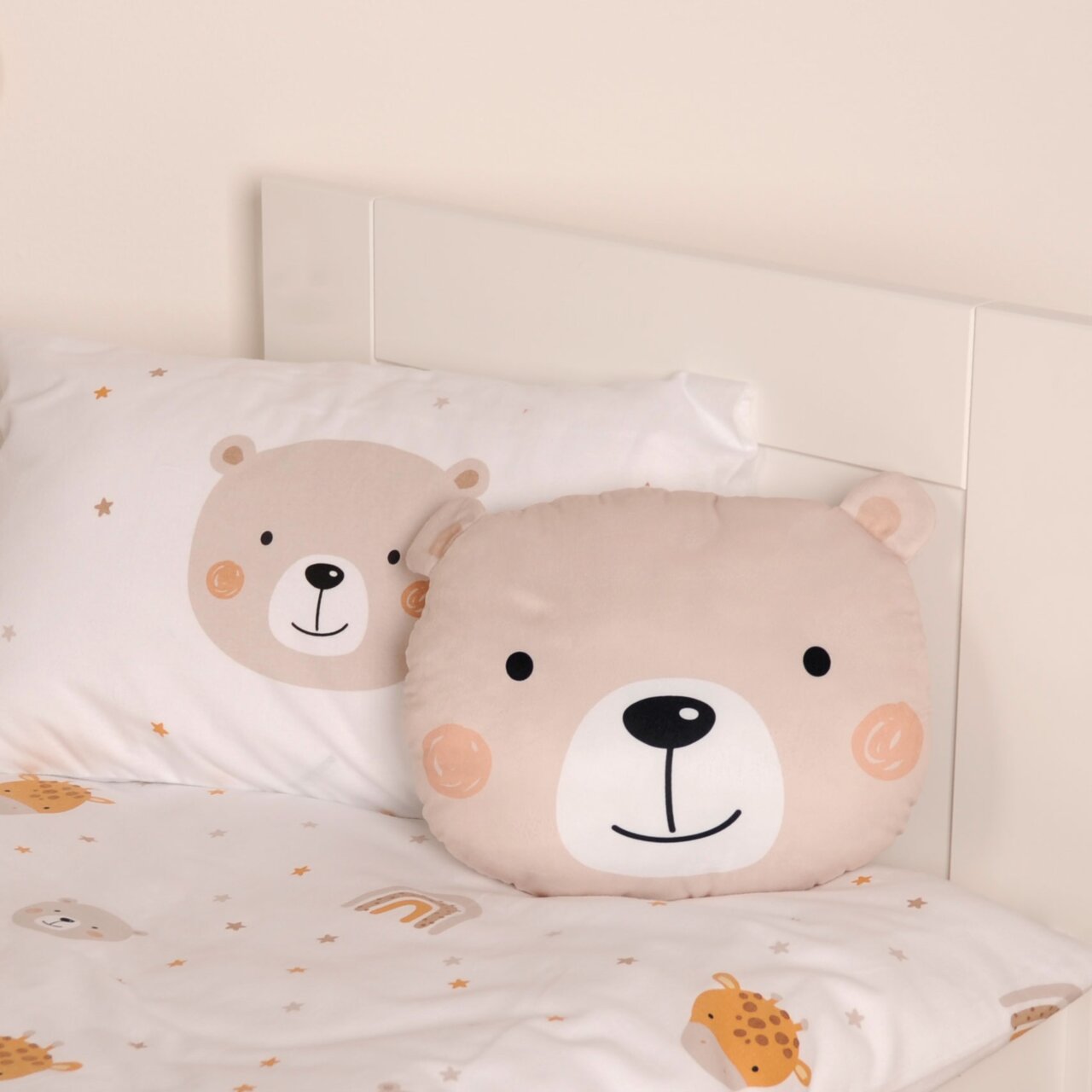 Herding Bär-Formkissen LITTLE BEAR Bär-Formkissen in Beige auf einem Bett, frontal fotografiert, mit passender Bettwäsche im Bärendesign.