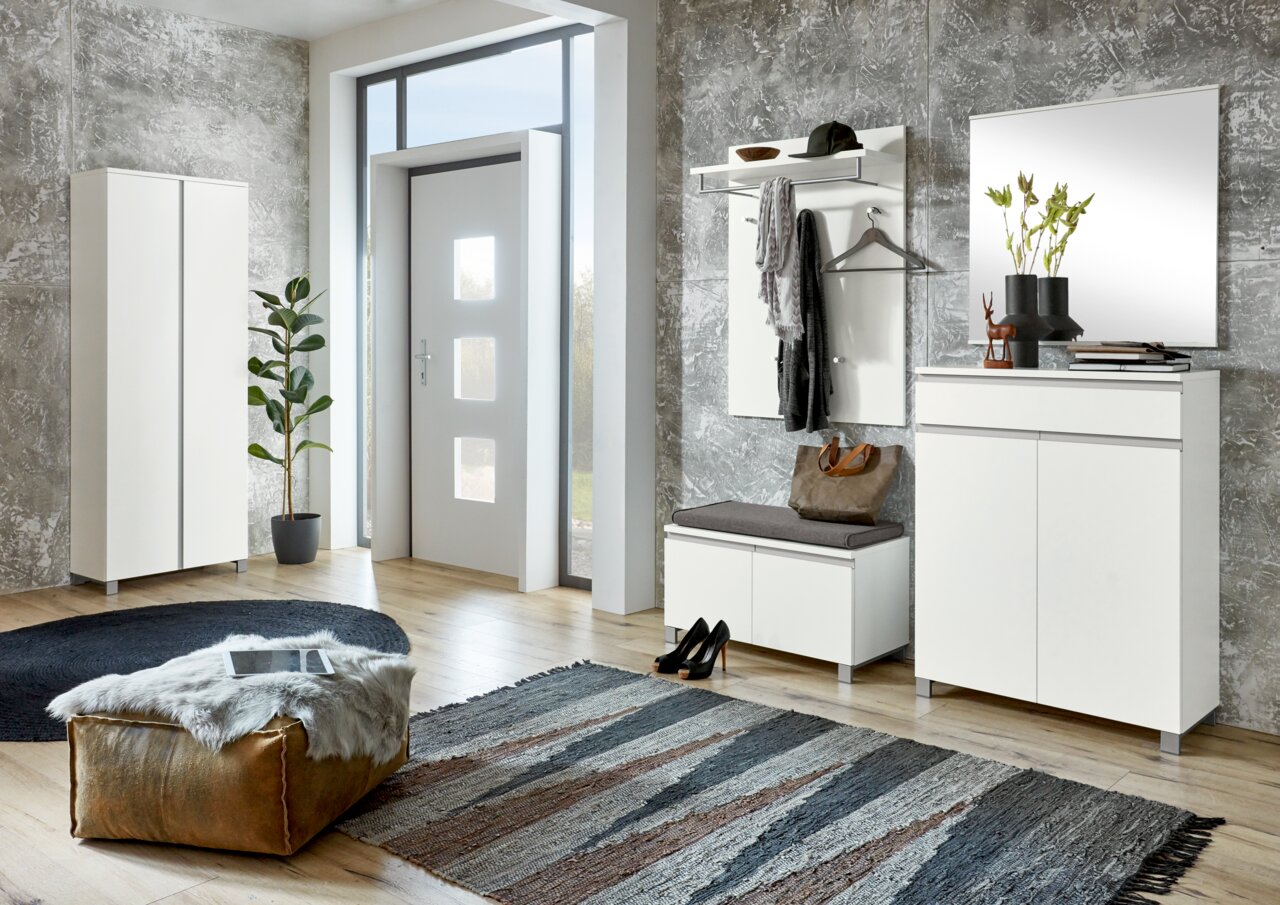 VOSS Garderobenbank SALEA Moderne Garderobeneinrichtung in einem Flur mit weißem Schuhschrank, Spiegel, Sitzkissen und Garderobenpaneel. Perspektive von schräg vorne.