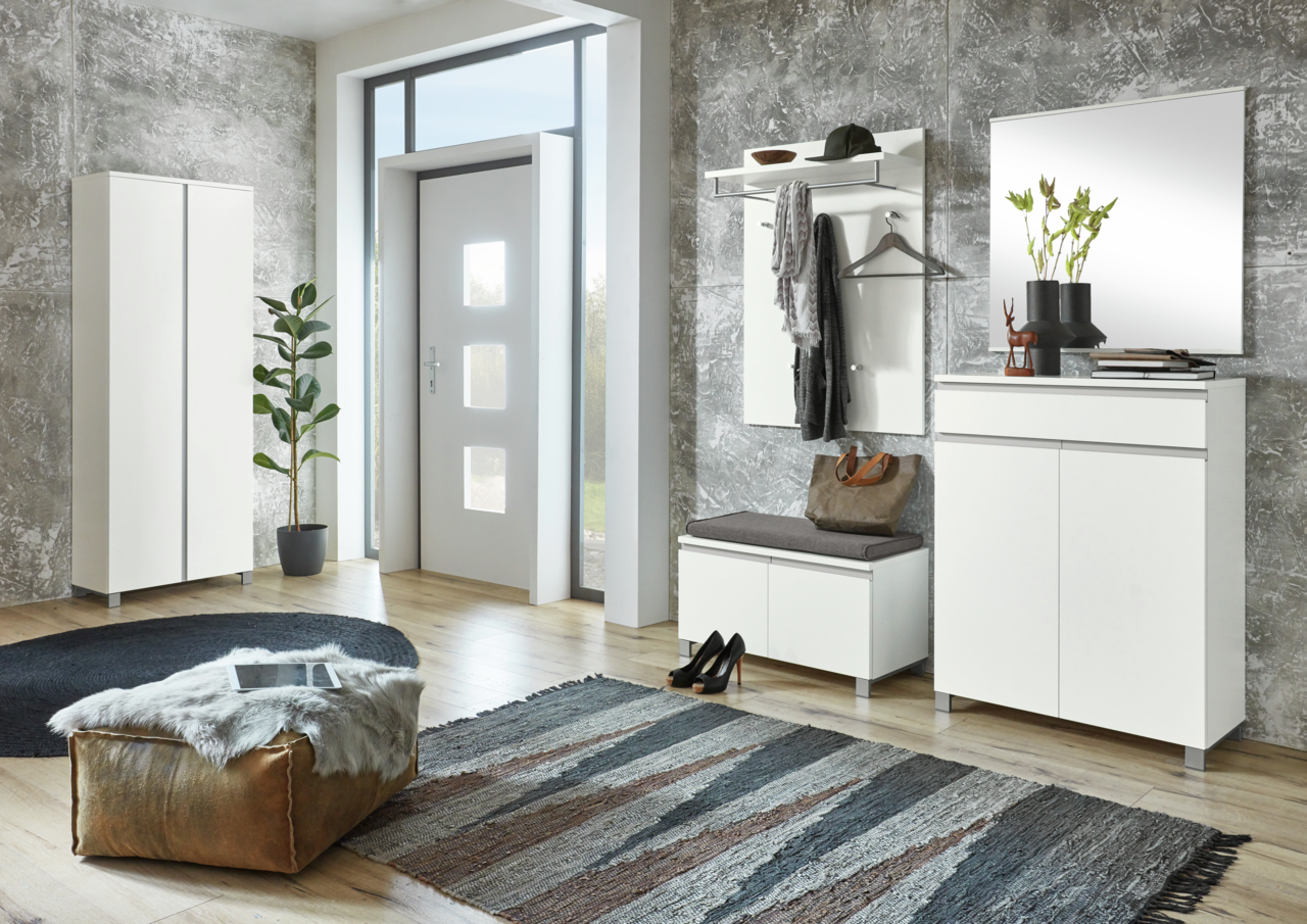 VOSS Garderobenbank SALEA Moderne Garderobeneinrichtung in einem Flur mit weißem Schuhschrank, Spiegel, Sitzkissen und Garderobenpaneel. Perspektive von schräg vorne.