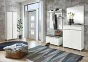 Moderne Garderobeneinrichtung in einem Flur mit weißem Schuhschrank, Spiegel, Sitzkissen und Garderobenpaneel. Perspektive von schräg vorne.