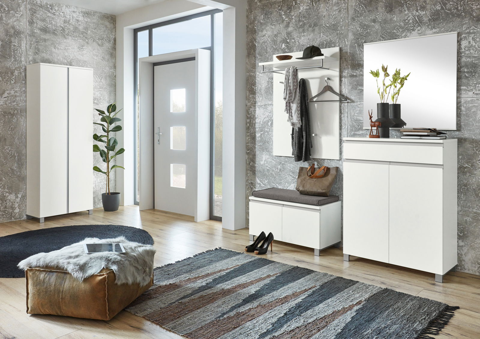 Moderne Garderobeneinrichtung in einem Flur mit weißem Schuhschrank, Spiegel, Sitzkissen und Garderobenpaneel. Perspektive von schräg vorne.