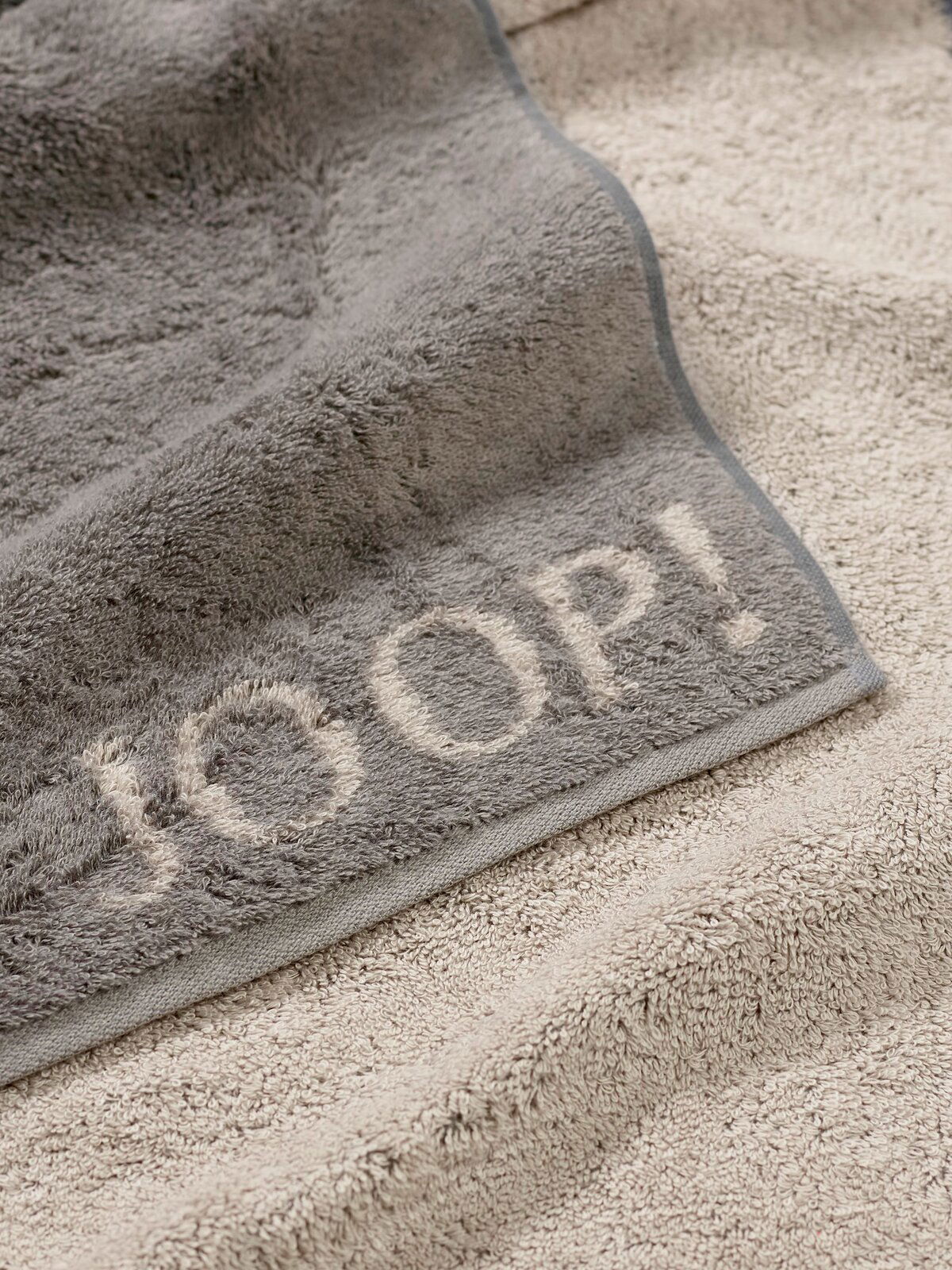 JOOP! Handdoek DOUBLEFACE CLASSIC Graues Gästetuch mit eingewebtem Schriftzug 'JOOP!' in Nahaufnahme