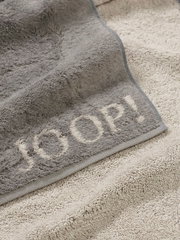 Graues Gästetuch mit eingewebtem Schriftzug 'JOOP!' in Nahaufnahme