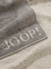 Graues Gästetuch mit eingewebtem Schriftzug 'JOOP!' in Nahaufnahme