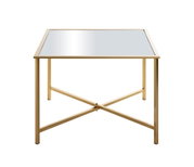 Quadratischer Beistelltisch mit goldfarbenem Metallrahmen, spiegelnder Glasplatte und X-förmiger Verstrebung, frontale Ansicht auf weißem Hintergrund