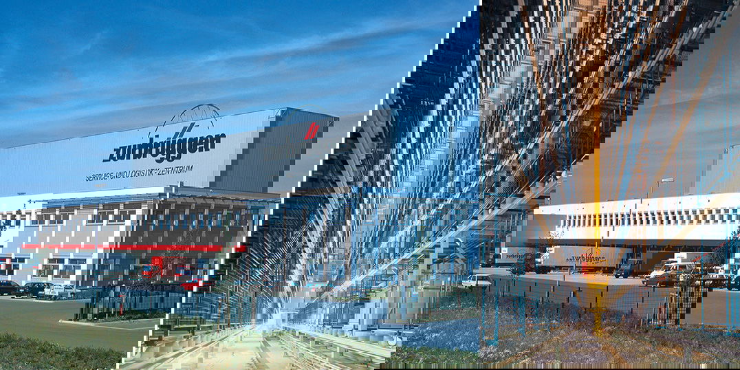 Zweiteiliges Bild. Links wird der Neubau eines Hochregallagers in Bönen abgebildet. Rechts wird das Hochregallager von innen gezeigt.