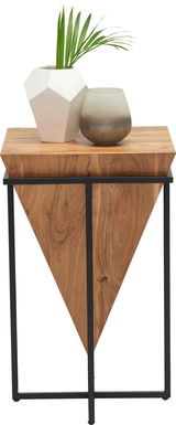 Moderner Beistelltisch mit geometrischem Holzdesign und schwarzem Metallgestell, frontal abgebildet. Dekoriert mit zwei Vasen und einer Pflanze.