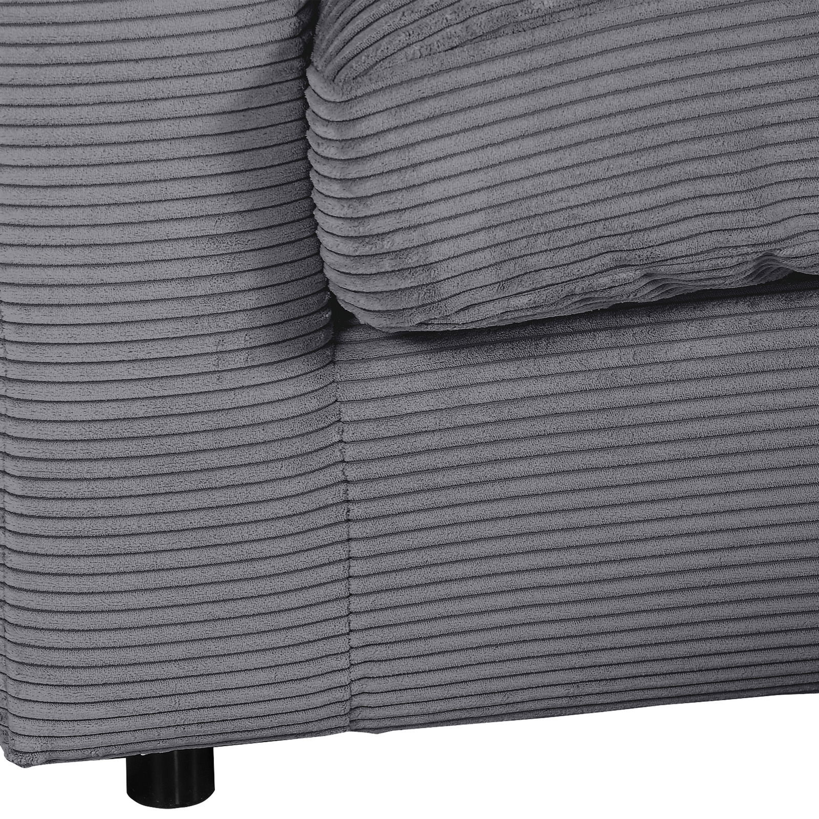 Nahaufnahme einer grauen Rundecke mit geripptem Stoffbezug, perspektivisch von der Seite aufgenommen.