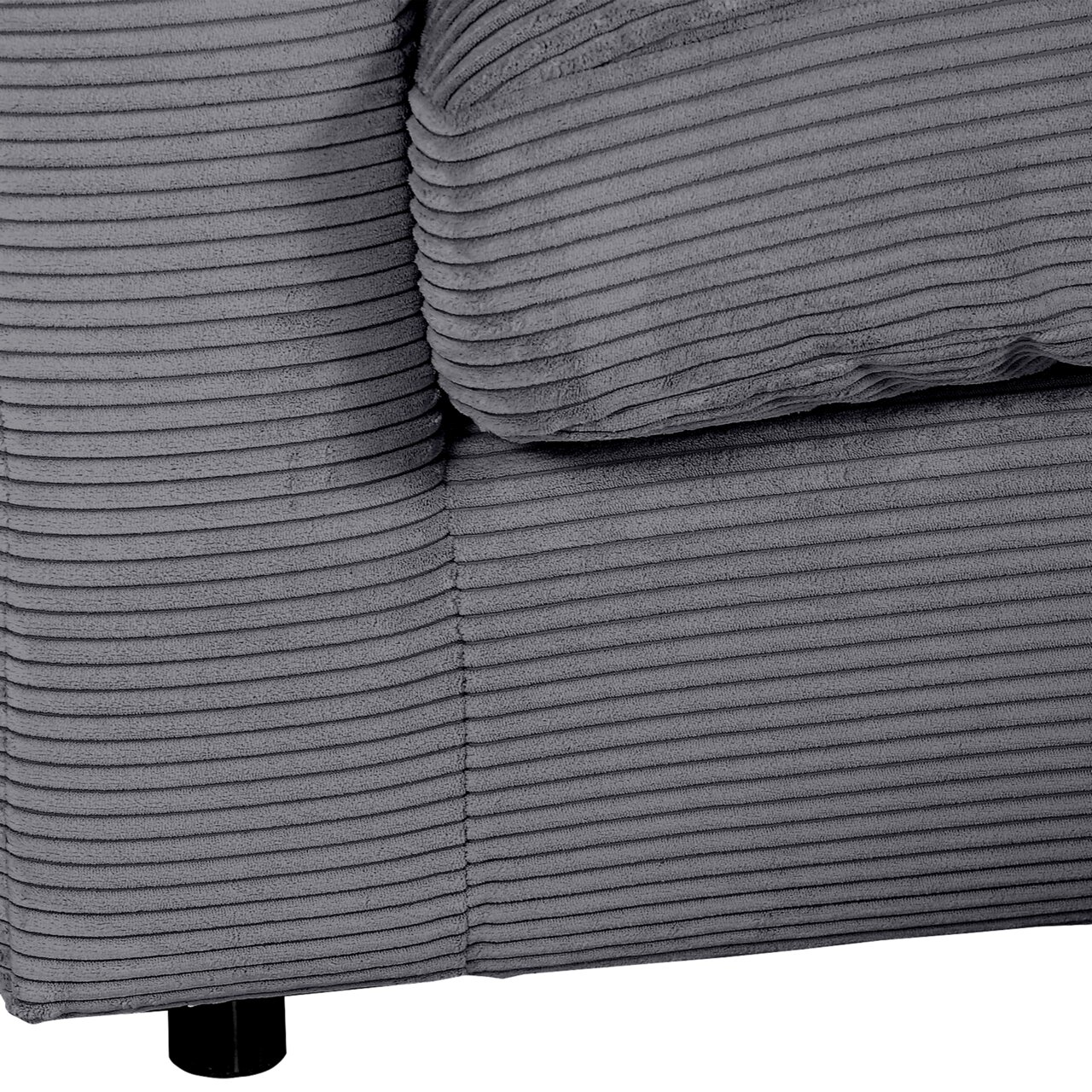 Close-up van een grijze hoekbank met geribbelde stoffen bekleding, vanuit een zijdelingse hoek gefotografeerd.