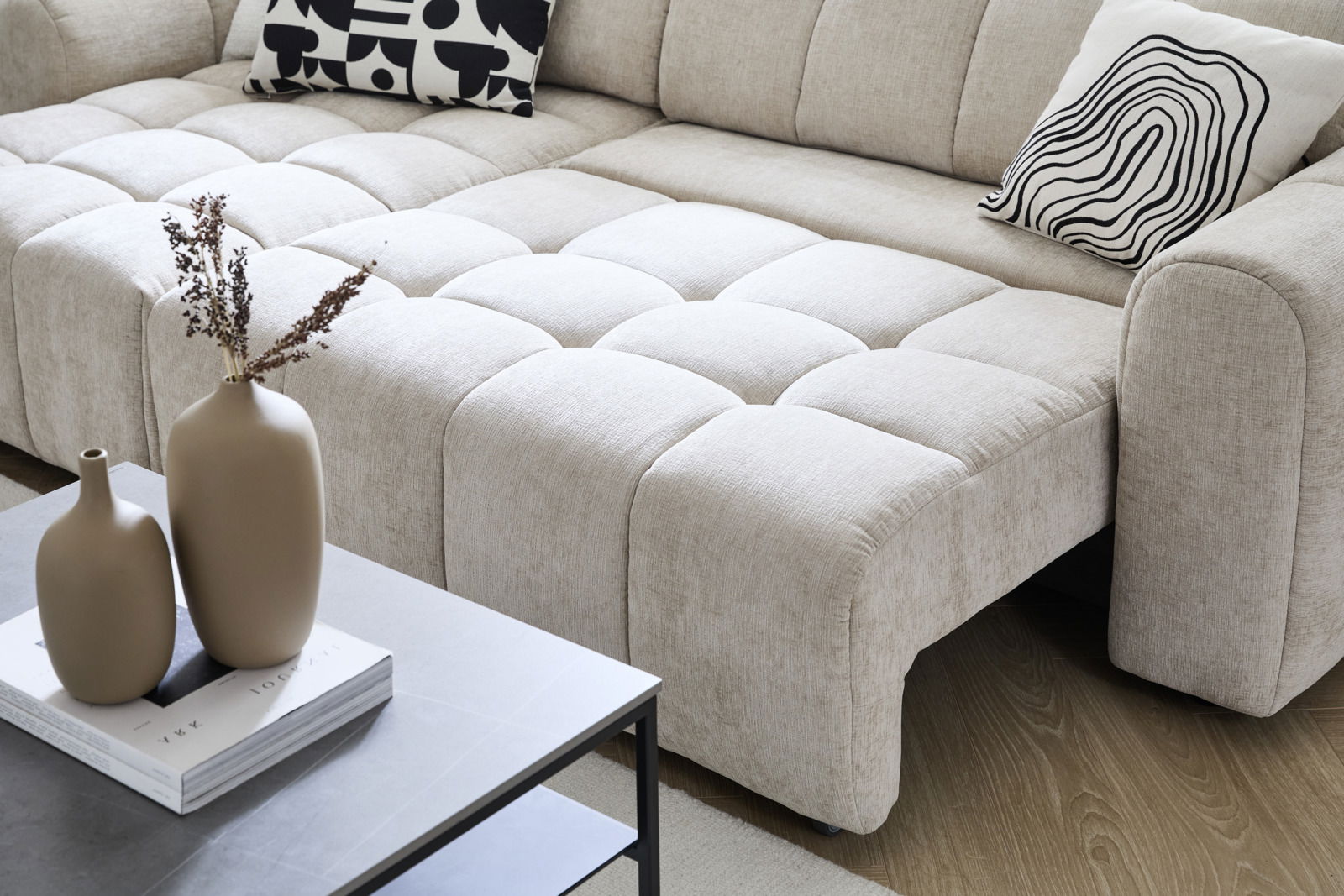 Beige Longchair-Kombination mit modernem Design, dekoriert mit geometrischen Kissen, aus der Perspektive von vorne rechts.