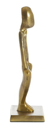 Goldene abstrakte Skulptur eines stehenden Menschen von der Seite betrachtet, auf einem quadratischen Sockel.