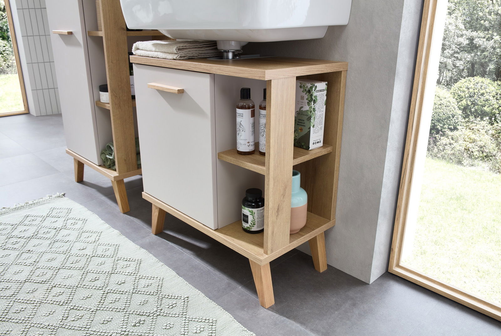 Moderner Waschbeckenunterschrank aus Holz mit offenen Regalfächern und einer Tür, seitliche Perspektive