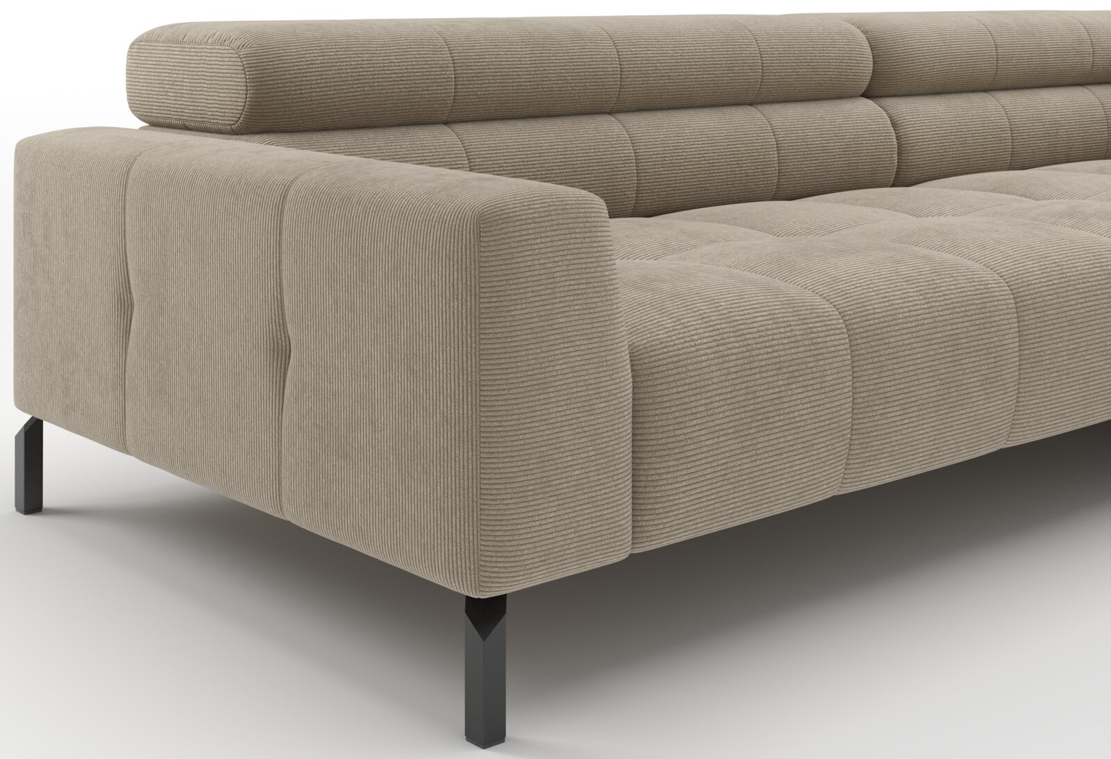 Beiges, gepolstertes Sofa mit geripptem Cordbezug, gesteppter Sitzfläche und schwarzem Metallfuß, Ansicht schräg von vorn links.
