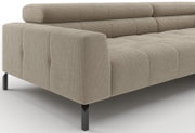 Beiges, gepolstertes Sofa mit geripptem Cordbezug, gesteppter Sitzfläche und schwarzem Metallfuß, Ansicht schräg von vorn links.