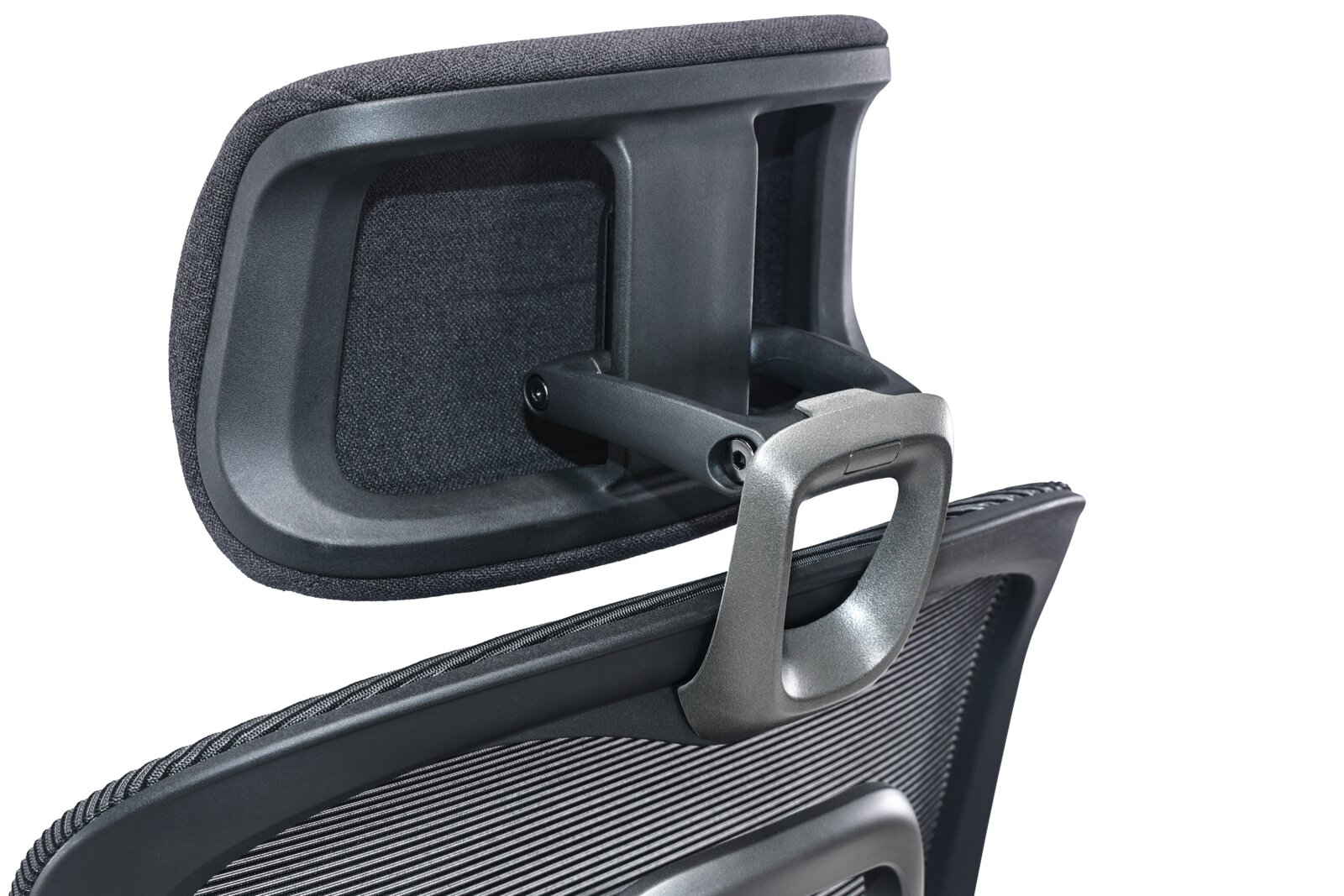 Rückansicht einer Kopfstütze eines Drehstuhls mit schwarzem Stoffbezug und verstellbarer Halterung.