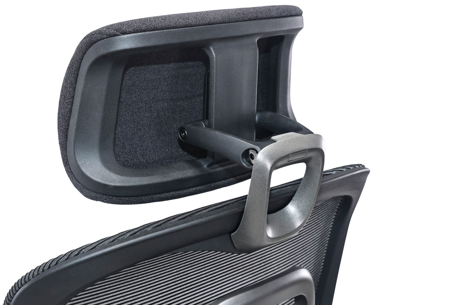 Rückansicht einer Kopfstütze eines Drehstuhls mit schwarzem Stoffbezug und verstellbarer Halterung.