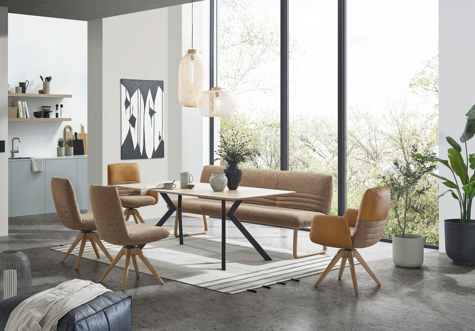 Moderner Esstisch 150x90cm mit Holzplatte und schwarzen Metallbeinen, umgeben von stilvollen Stühlen und einer Bank in einem hellen, modernen Esszimmer mit großen Fenstern. Perspektive: seitliche Ansicht.