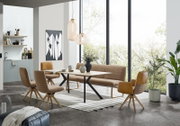 Moderne eettafel van 150 x 90 cm met houten blad en zwarte metalen poten, omringd door stijlvolle stoelen en een bank in een lichte, moderne eetkamer met grote ramen. Perspectief: zijaanzicht.