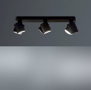 Dreifacher LED-Spot von unten betrachtet, montiert an einer Deckenleiste, mit modernem Design und verstellbaren Leuchten.