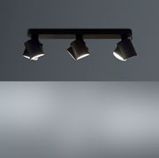 Dreifacher LED-Spot von unten betrachtet, montiert an einer Deckenleiste, mit modernem Design und verstellbaren Leuchten.
