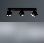 Dreifacher LED-Spot von unten betrachtet, montiert an einer Deckenleiste, mit modernem Design und verstellbaren Leuchten.
