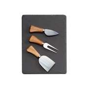 Käse-Servier-Set mit drei Käsemessern auf einer Schieferplatte, Draufsicht