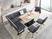 Moderne Essgruppe mit Eckbank und Stühlen in grauem Stoff, Esstisch aus hellem Holz, Vogelperspektive