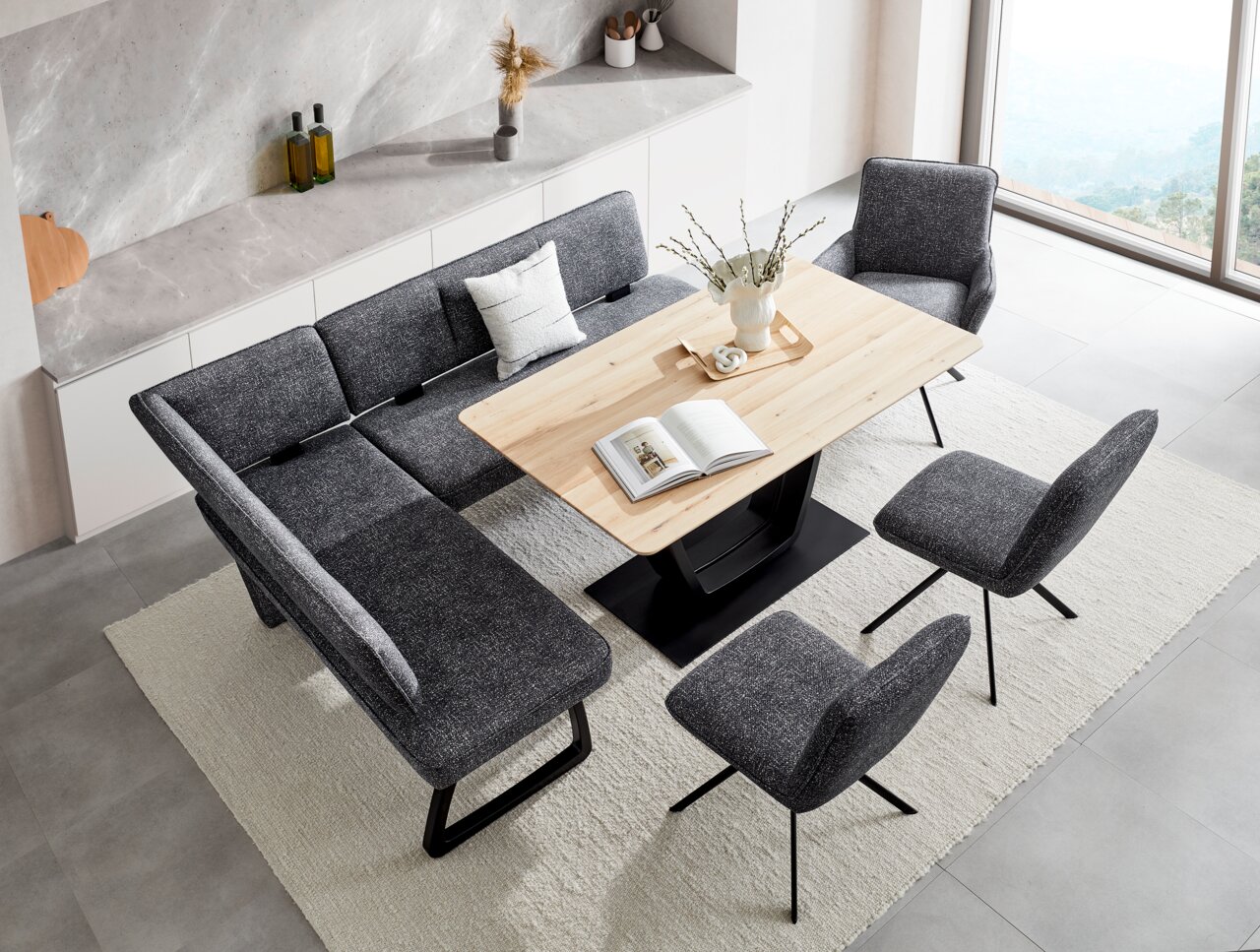 Moderne Essgruppe mit Eckbank und Stühlen in grauem Stoff, Esstisch aus hellem Holz, Vogelperspektive