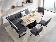 Moderne Essgruppe mit Eckbank und Stühlen in grauem Stoff, Esstisch aus hellem Holz, Vogelperspektive