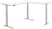 Moderner höhenverstellbarer E-Eckschreibtisch in L-Form mit weißer Tischplatte und silbernen Beinen, seitliche Perspektive.