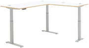 Moderner höhenverstellbarer E-Eckschreibtisch in L-Form mit weißer Tischplatte und silbernen Beinen, seitliche Perspektive.