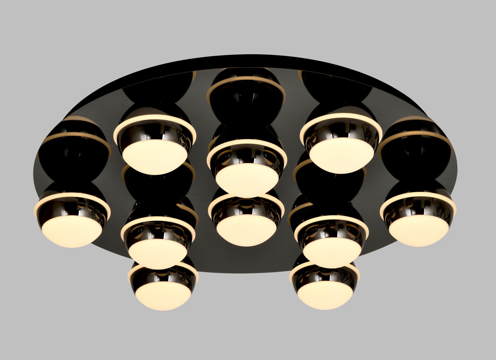 Moderne led-plafondlamp met meerdere ronde lichtelementen, gezien van onderaf