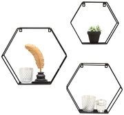 Dreiteiliges Wandregal-Set in hexagonaler Form aus schwarzem Metall, dekoriert mit Pflanzen und Kerzenhaltern, frontal betrachtet.