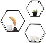Dreiteiliges Wandregal-Set in hexagonaler Form aus schwarzem Metall, dekoriert mit Pflanzen und Kerzenhaltern, frontal betrachtet.