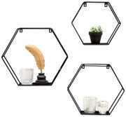 Dreiteiliges Wandregal-Set in hexagonaler Form aus schwarzem Metall, dekoriert mit Pflanzen und Kerzenhaltern, frontal betrachtet.