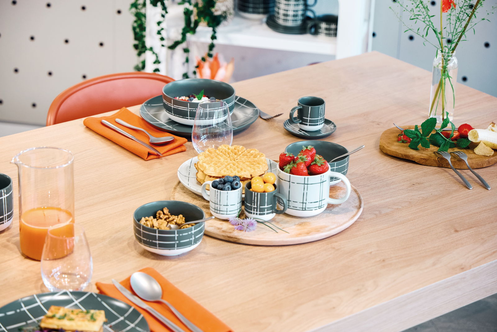 Müslischale 13 cm mit modernem Karomuster, gefüllt mit Nüssen, auf einem gedeckten Tisch von oben fotografiert.