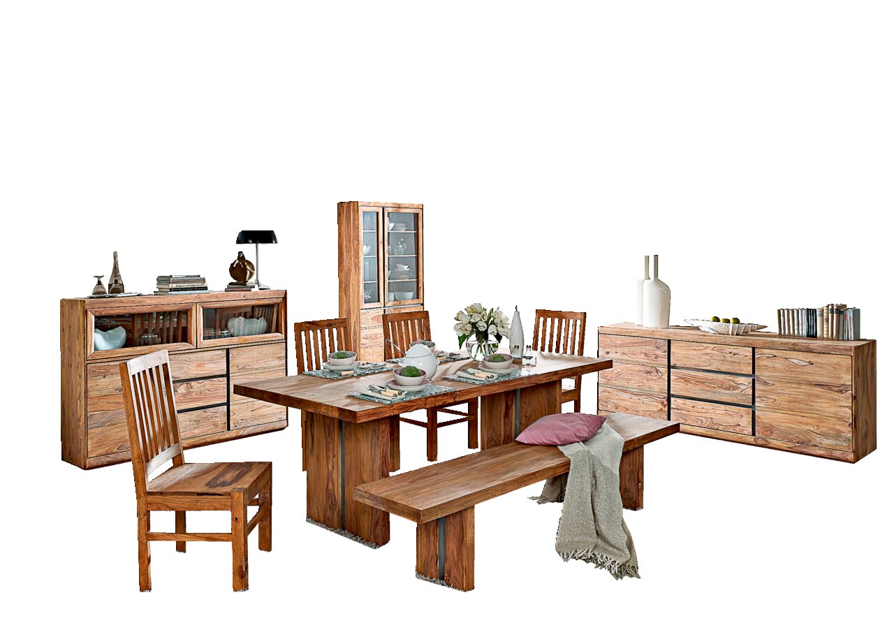 Esszimmer mit Holzmöbeln, bestehend aus einem großen Esstisch, Stühlen und einer Bank, umgeben von Sideboards und Vitrinen, mit Blick auf einen Garten durch große Fenster.